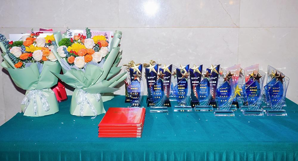 · Competitive salary · Elite Award, Team Award, Management Award · Five insurances and one fund bene